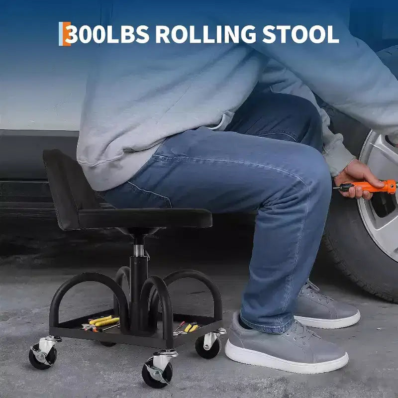 Tabouret de garage roulant avec siège rembourré, réglable en hauteur, capacité de 136 kg, plateau de rangement, roues verrouillables à 360°, noir