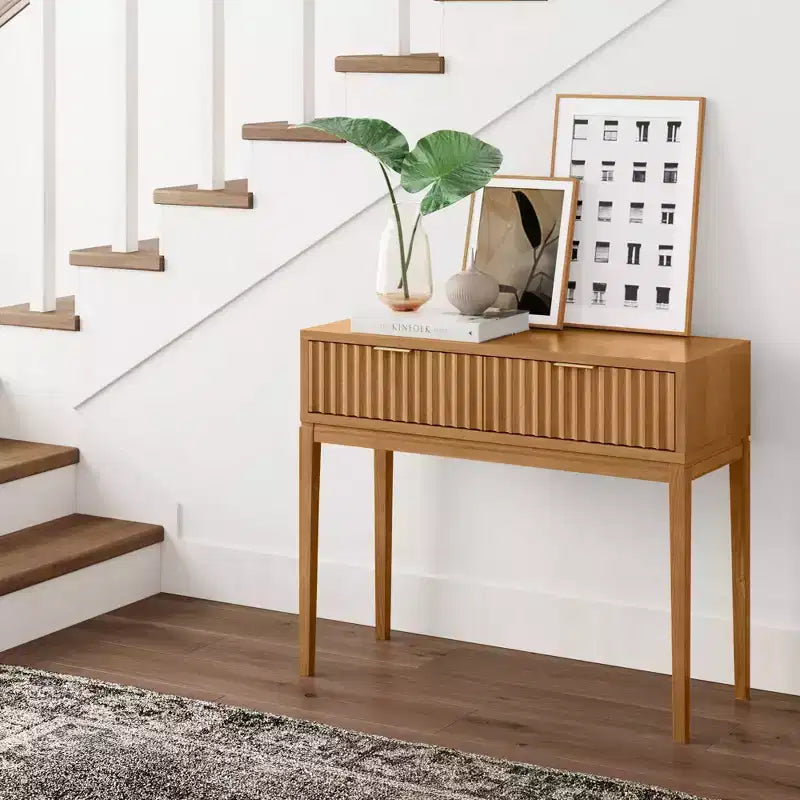 Console 2 tiroirs cannelée – Pieds fuselés, poignées en laiton, style moderne du milieu du siècle