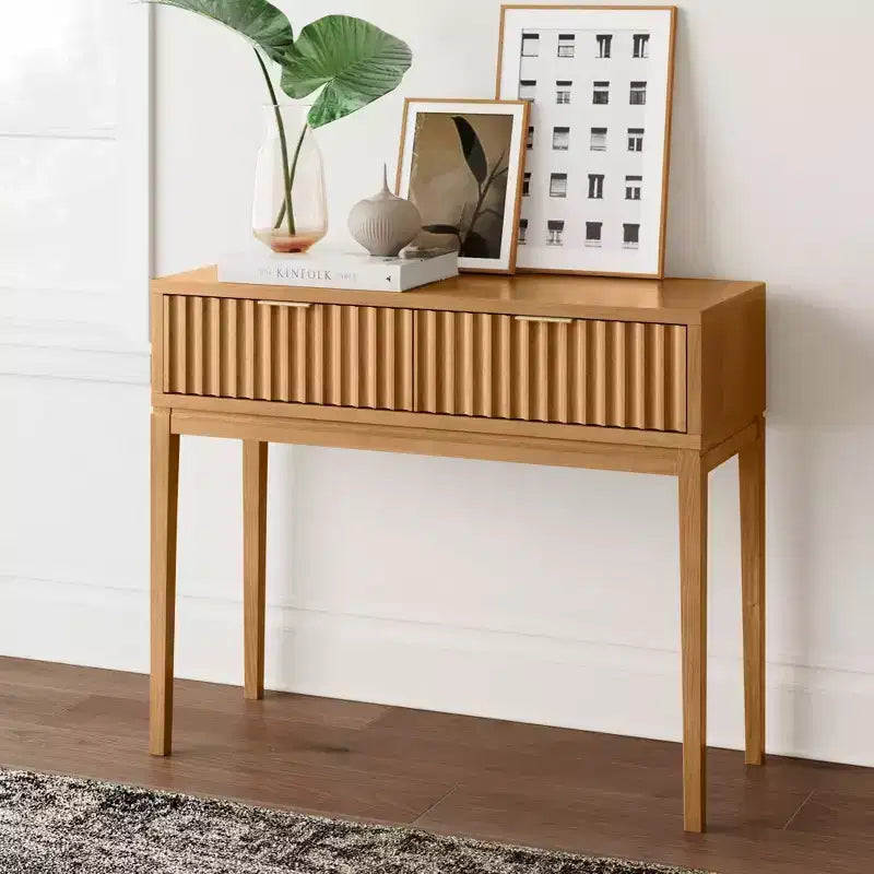 Console 2 tiroirs cannelée – Pieds fuselés, poignées en laiton, style moderne du milieu du siècle