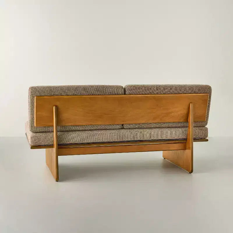 Banc de mi-siècle rembourré en tissu texturé couleur champignon avec dossier