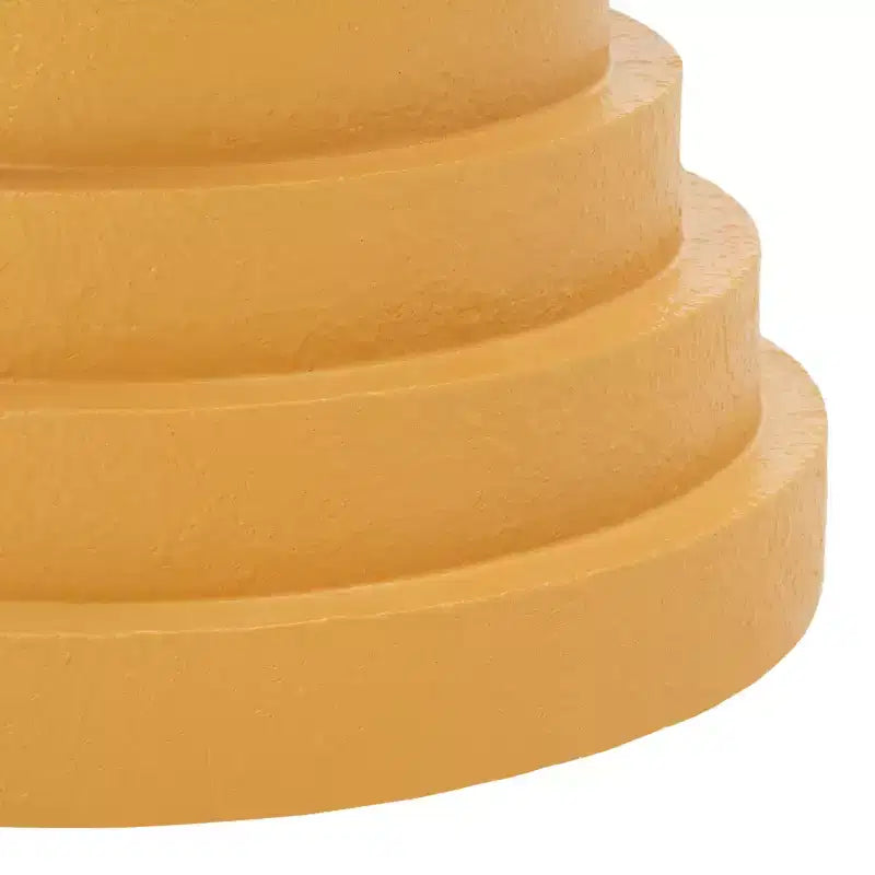 Table d'appoint sculpturale ronde – Design à disques superposés, jaune, MDF